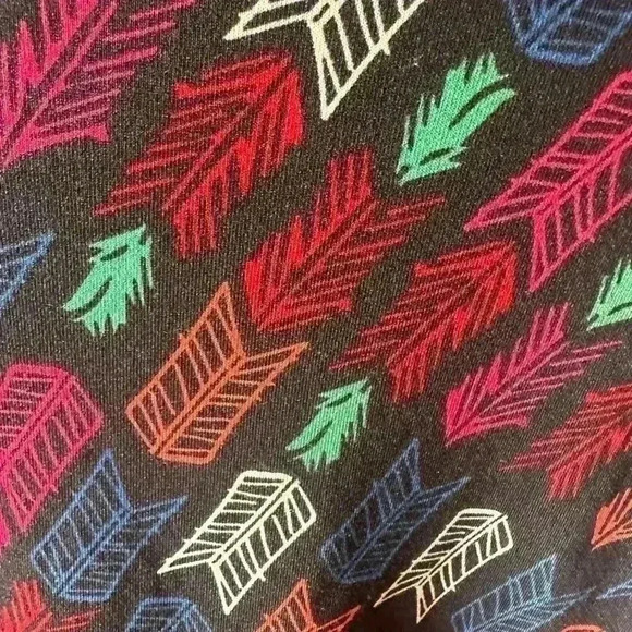 Lularoe large black Gigi short sleeve t shirt multi color arrow quill design. - Picture 4 of 8